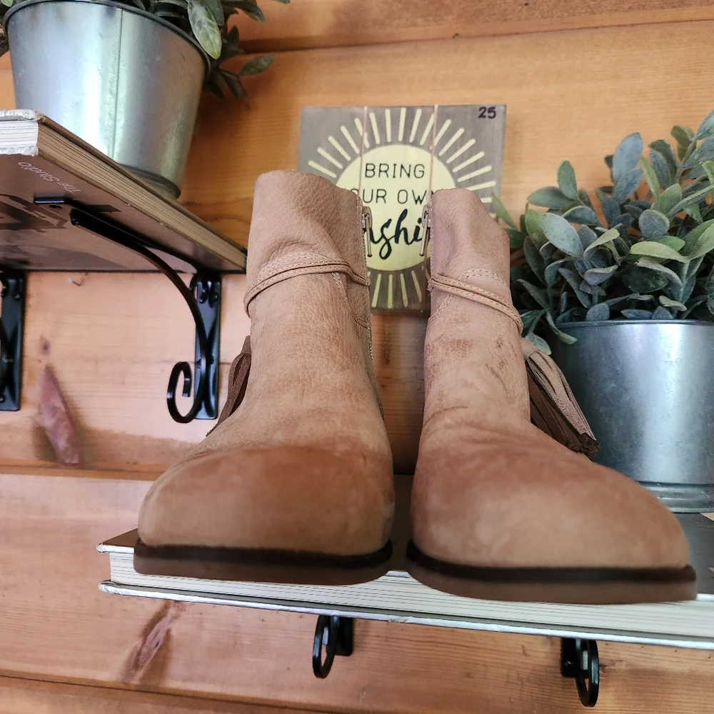 Lucky Brand Gloriana Boots Tan Nubuck Leather Ankle Bootie Tassel‎ Boho Sz 9.5 M